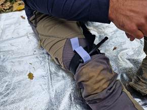 Une image contenant personne, habits, plein air, Pantalons
Le contenu généré par l’IA peut être incorrect.