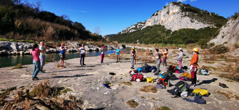 Une image contenant plein air, ciel, faire de la randonnée, personnes

Le contenu généré par l’IA peut être incorrect.