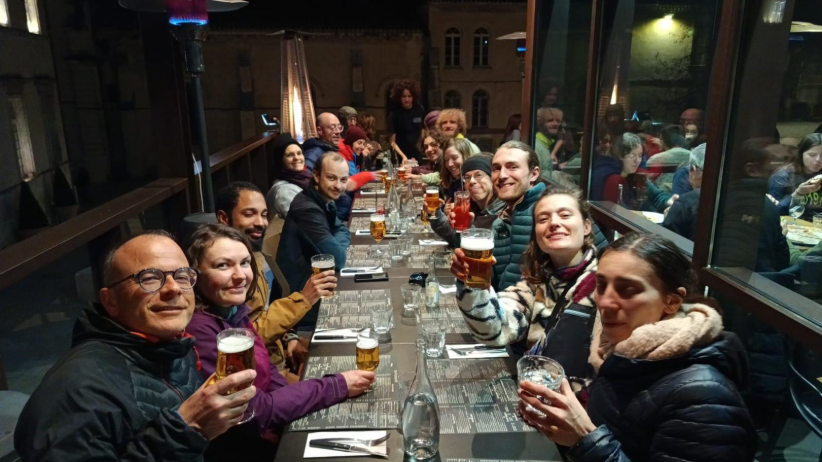 Une image contenant personne, Visage humain, habits, boisson

Le contenu généré par l’IA peut être incorrect.