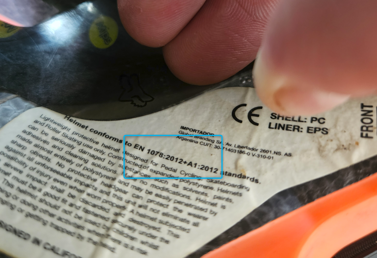 Photo de l'étiquette règlementaire précisant la norme associée au casque