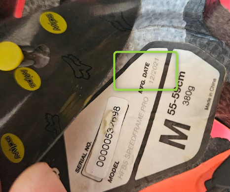 Photo de l'étiquette réglementaire d'un casque affichant la date de fabrication