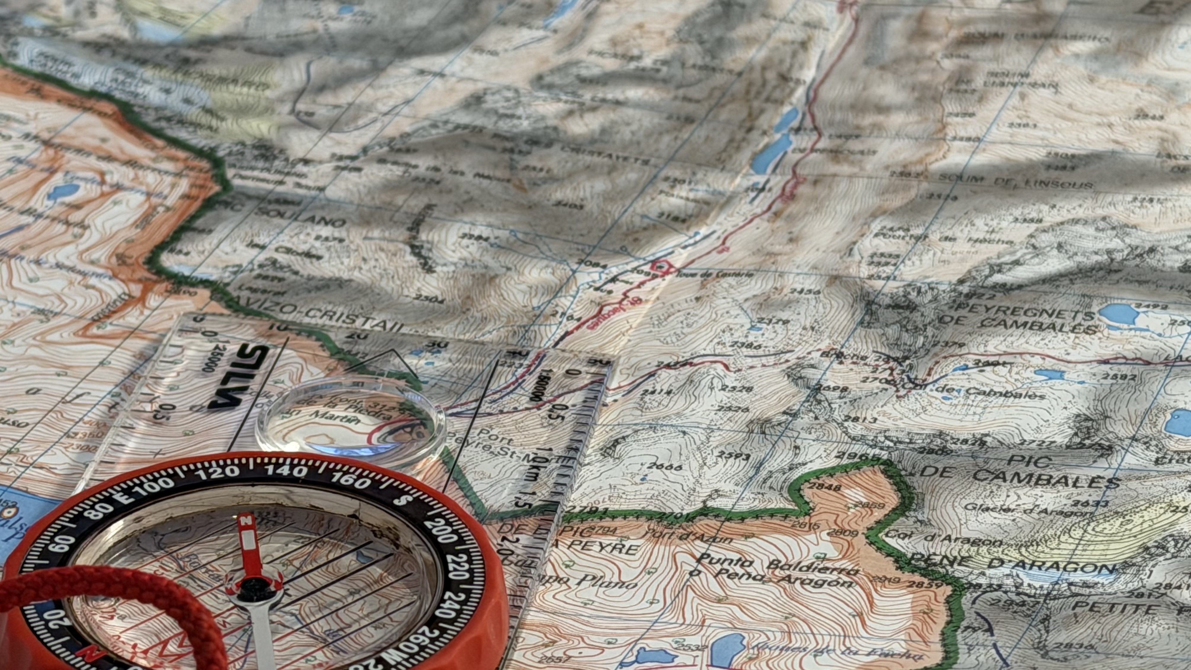Photo d'une carte topographique IGN et d'une boussole