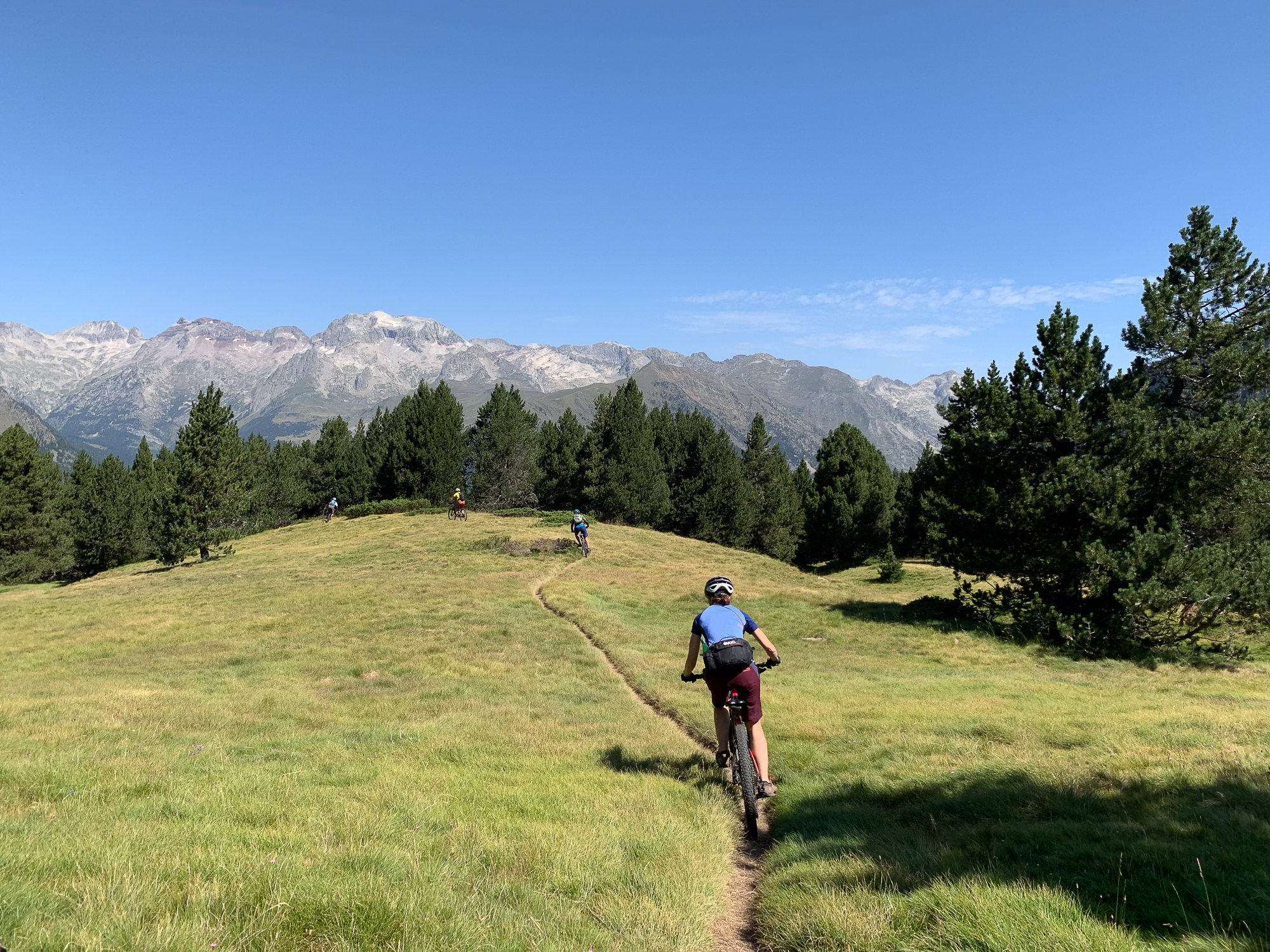 VTTistes filant sur un sentier face à l'Aneto