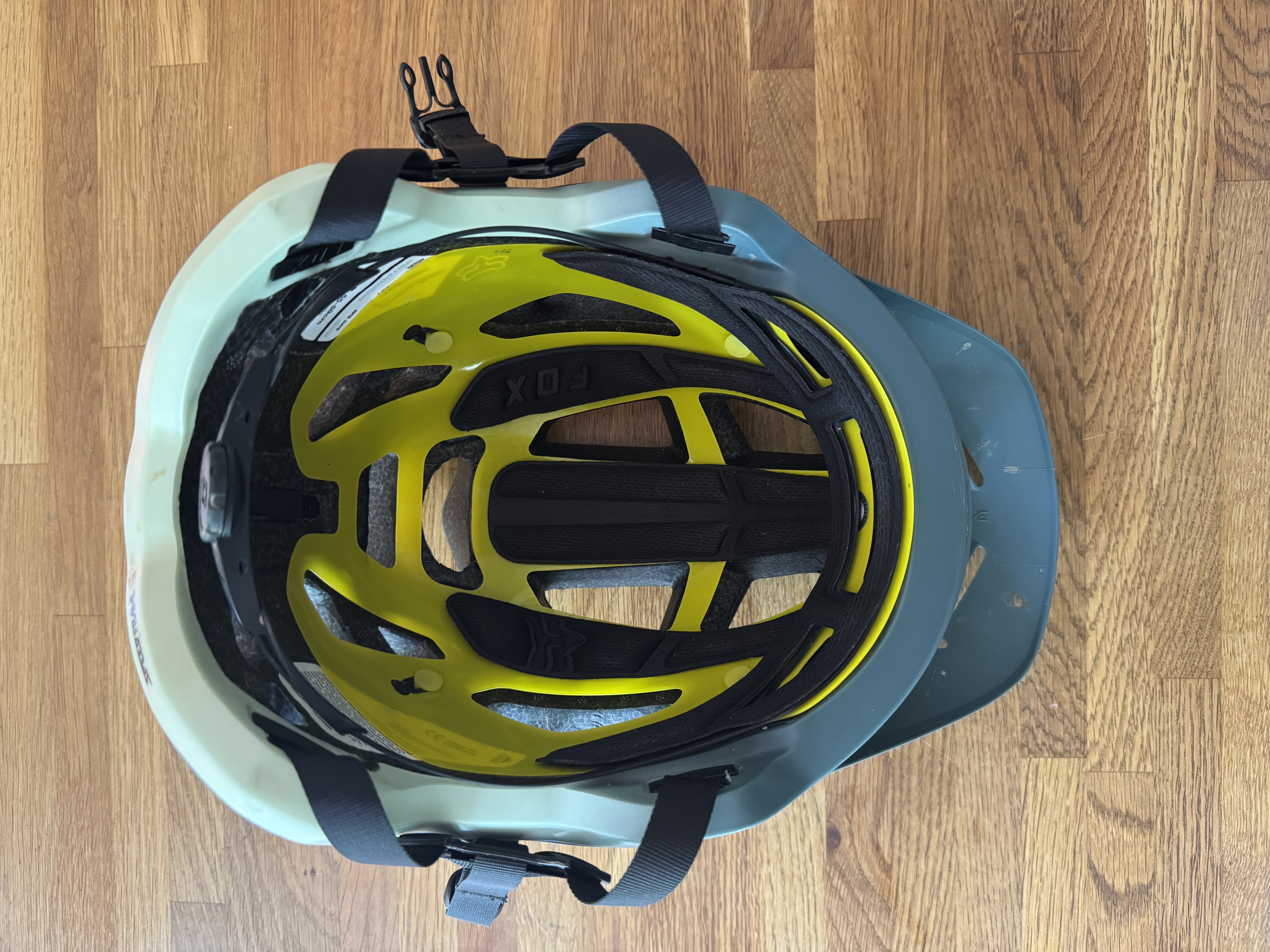 photo de l'intérieur d'un casque répondant la norme EN1078, adapté à la pratique du VTT