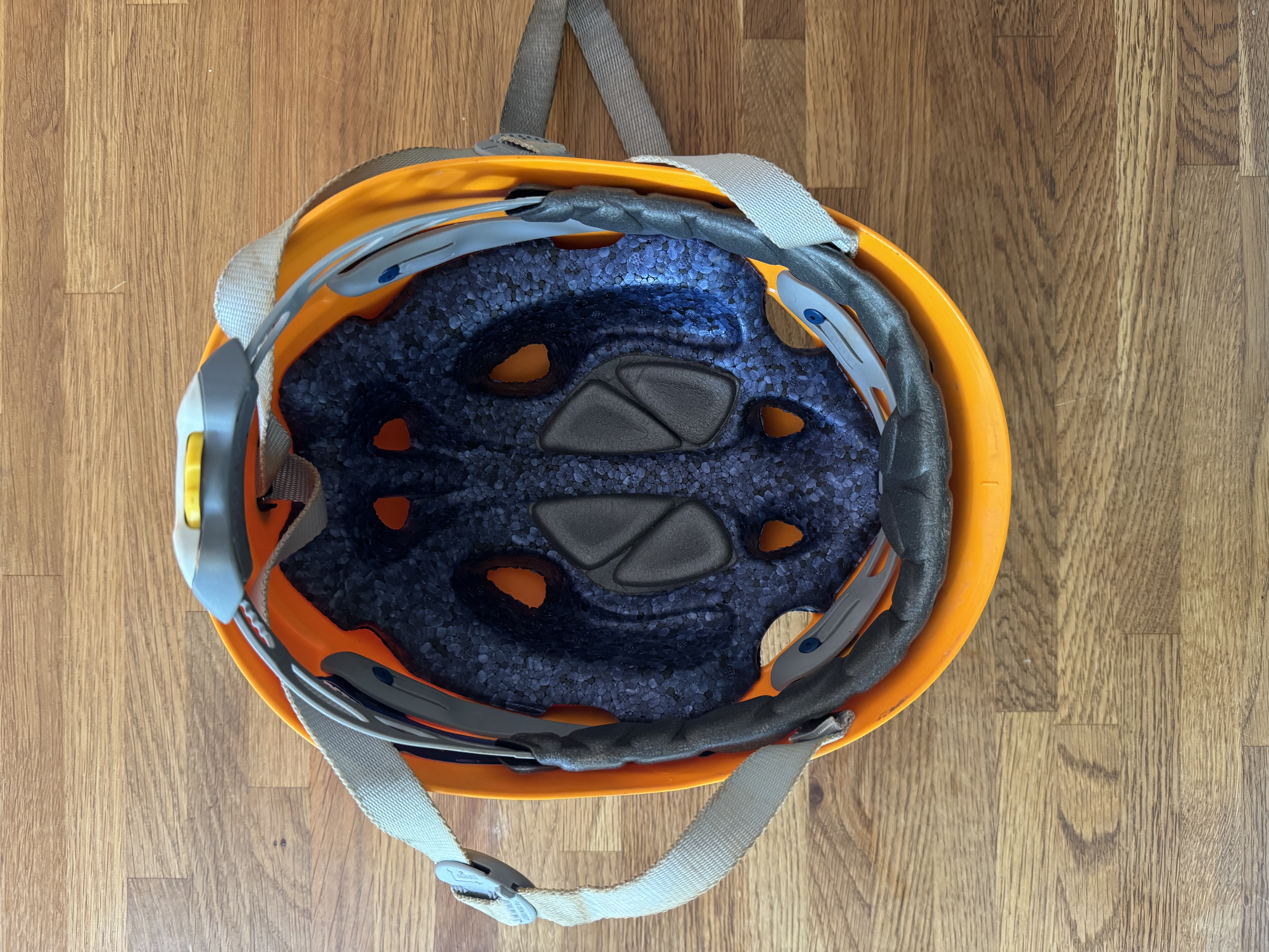 photo de l'intérieur d'un casque répondant la norme EN12492, adapté à la pratique de l'alpinisme et l'escalade