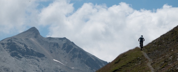 VTTiste sur fond de paysage montagneux