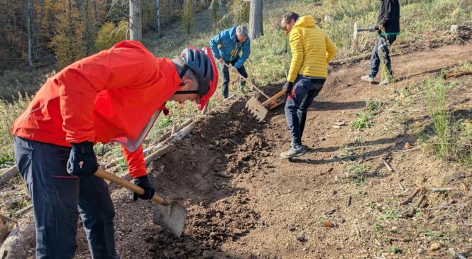 Shaper dans les monts du lyonnais, une histoire de pelles et de râteaux image article