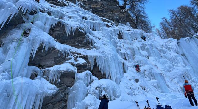 Week-Ends Initiation à la cascade de glace avec les Guides des Ecrins Hiver 2025-2026 image article