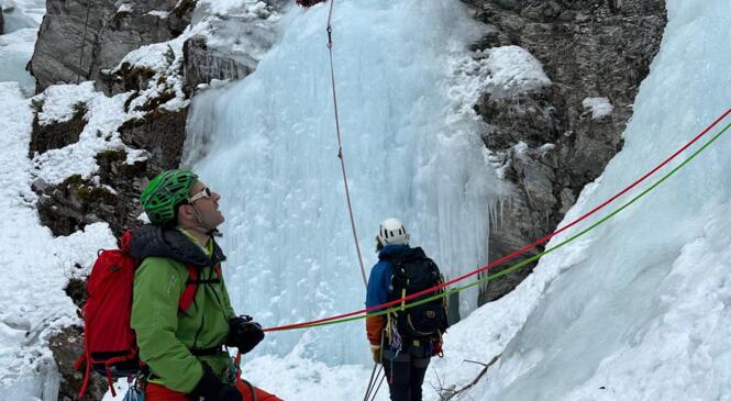 Week-Ends Perfectionnement à la cascade de glace avec les Guides des Ecrins Hiver 2025-2026 image article