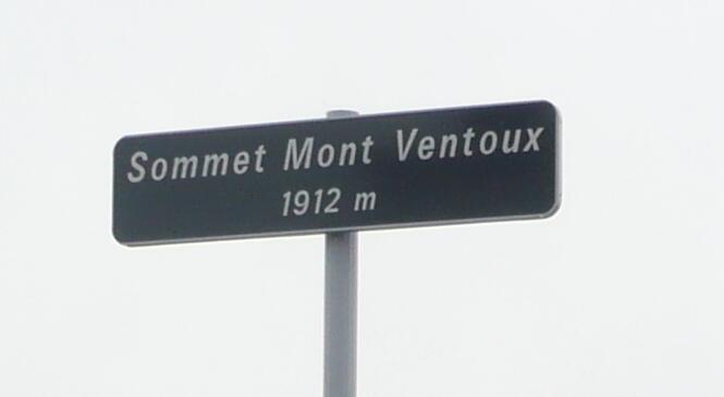 Remonter un lapiaz sur l'arête ouest du Ventoux image article