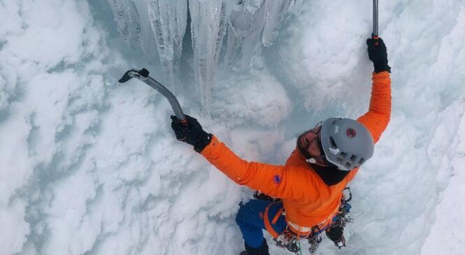 WE Perfectionnement à la cascade de glace avec les Guides des Ecrins image article