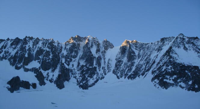 WE Initiation à la progression en couloirs enneigés avec les Guides des Ecrins Mars 2024 image article