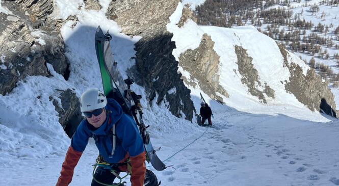 Initiation à la grimpe de couloirs enneigés dans les Hautes-Alpes image article