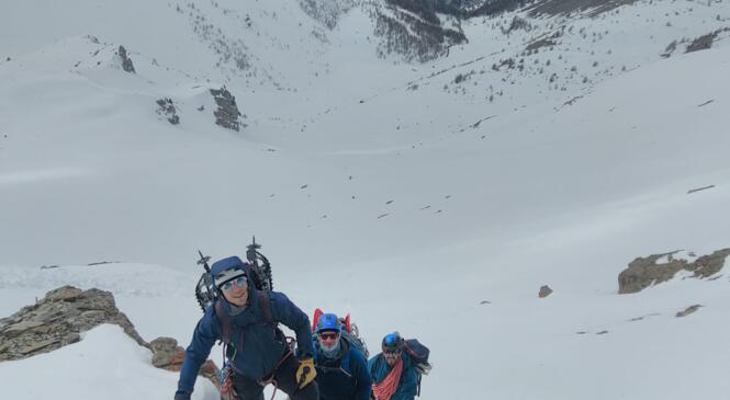 Des raquettistes en alpinisme hivernal image article