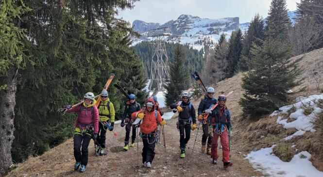 Les jeunes alpinistes chaussent les skis image article
