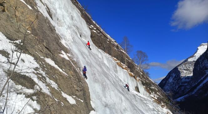 WE Initiation à la Cascade de Glace avec les Guides des Ecrins Janvier 2024 image article