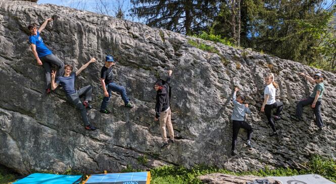 Escalade Bloc extérieur pour les jeunes de l'école d'escalade image article