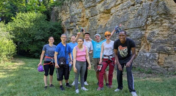 Grimpeurs et grimpeuses du Vinatier à la conquête de la carrière de Limas ! image article